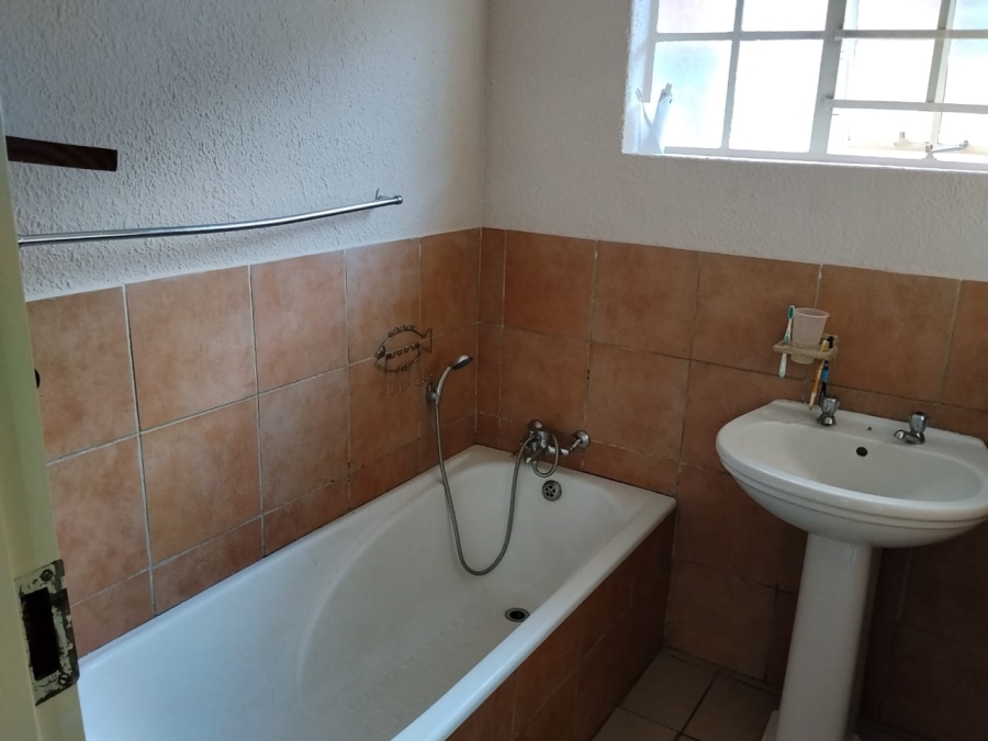 To Let 4 Bedroom Property for Rent in Geelhoutpark North West